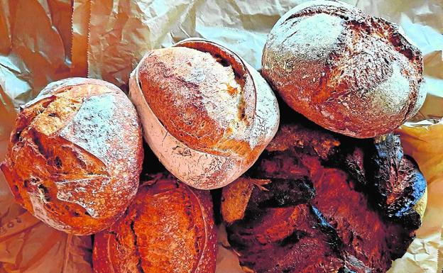 Las hogazas de masa madre son las estrellas gourmet en un gran surtido donde también destacan brioches, molletes, pitufos o camperos. Una pizarra en la pared anuncia la especialidad que se podrá comprar cada día de la semana. El pan blanco de masa madre siempre está disponible.