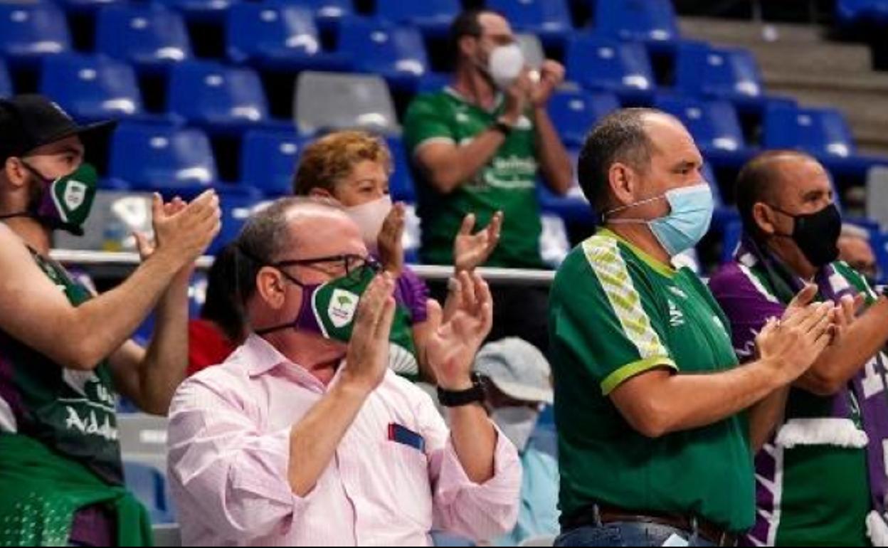 Aficionados del Unicaja, en la grada con mascarilla. 