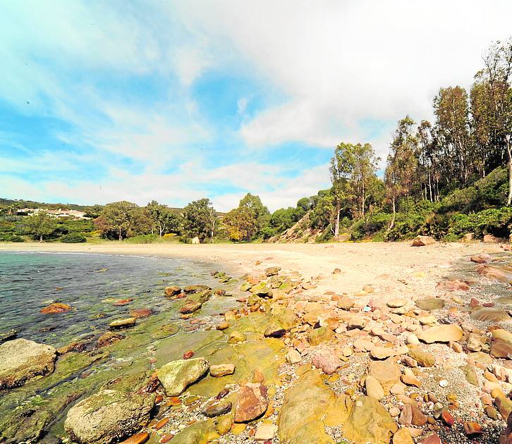 La más abrupta de las tres calas es la de Punta Chullera o Cala Sardina. 