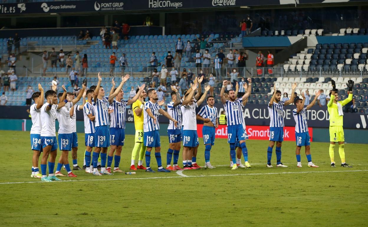 Los jugadores del Málaga aplauden a la Grada de Animación al final del partido para agredecer el apoyo y celebrar la victoria en comunión.