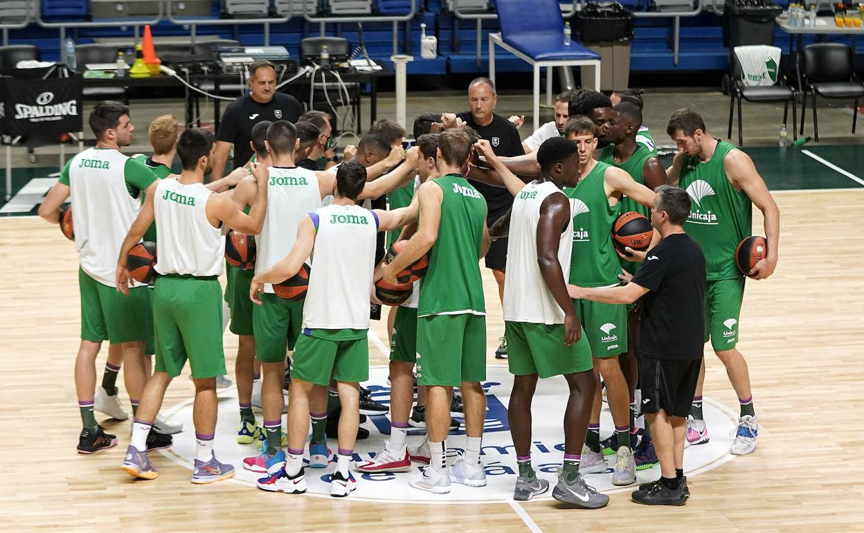 La plantilla del Unicaja, con los canteranos y jugadores de apoyo en la pretemporada, antes de un entrenamiento en el Carpena. 