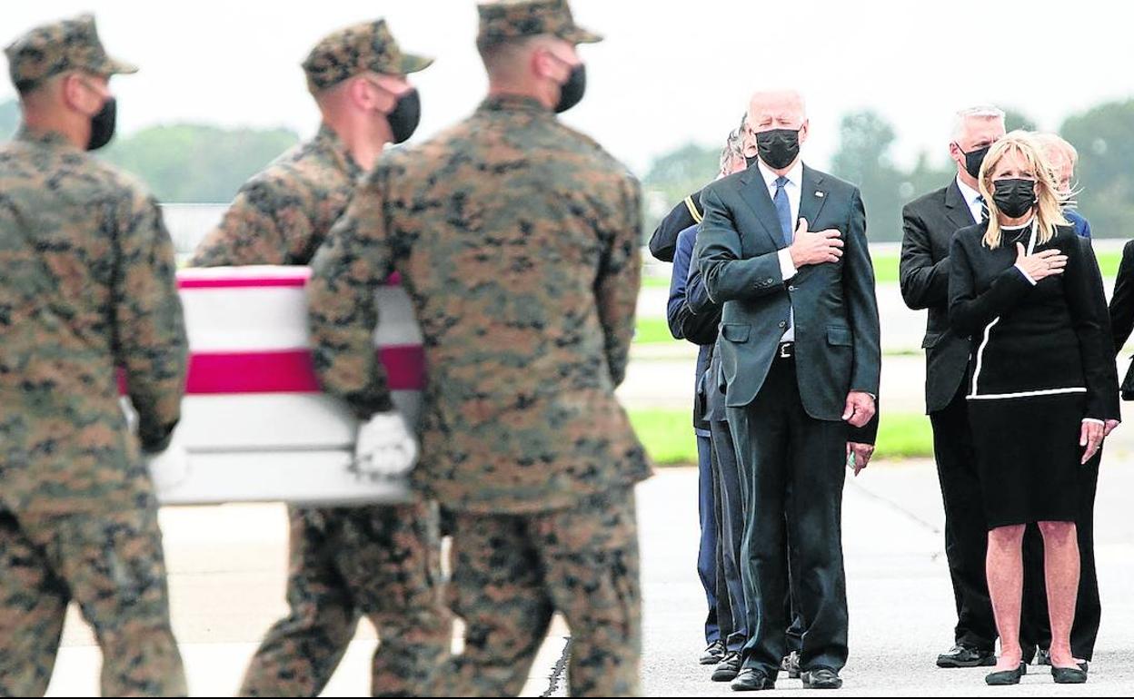 Joe Biden, durante la llegada a Estados Unidos de los militares asesinados en el atentado de Kabul.