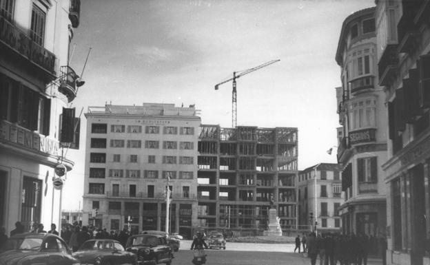 Imagen principal - Arriba, foto durante su construcción.