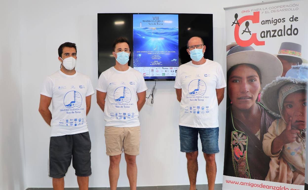 Acto de presentación de la travesía a nado solidaria de Torrox, este miércoles. 