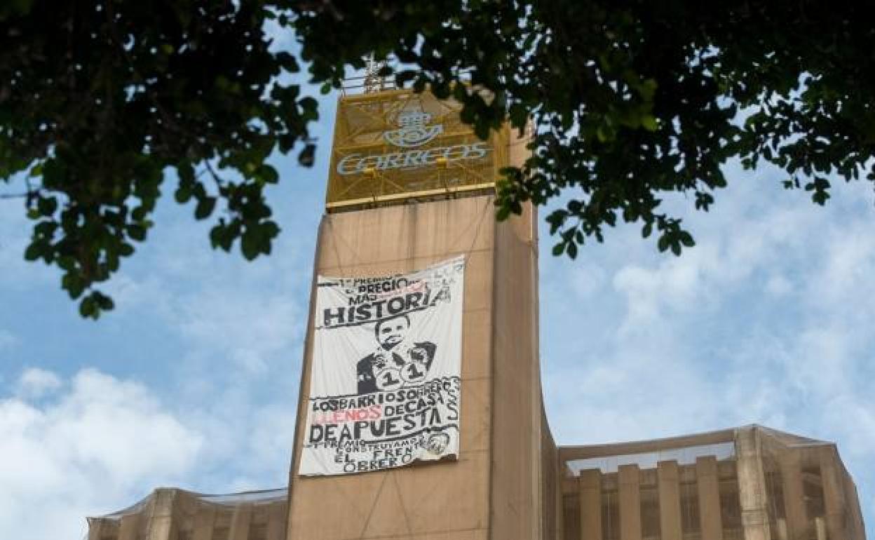 Pancarta colocada en la torre del edificio de Correos de Málaga. 