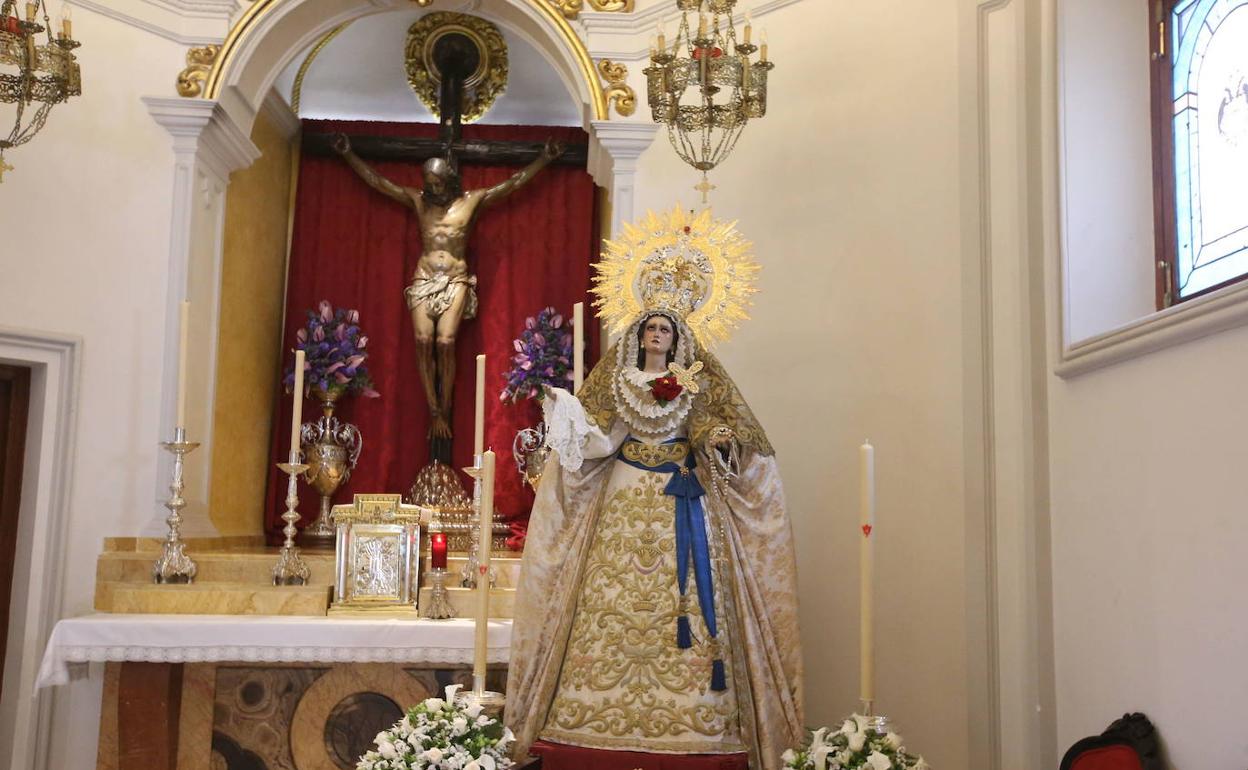 El Cristo de los Milagros y la Virgen de la Amargura, en su ermita de la calle Mármoles. 