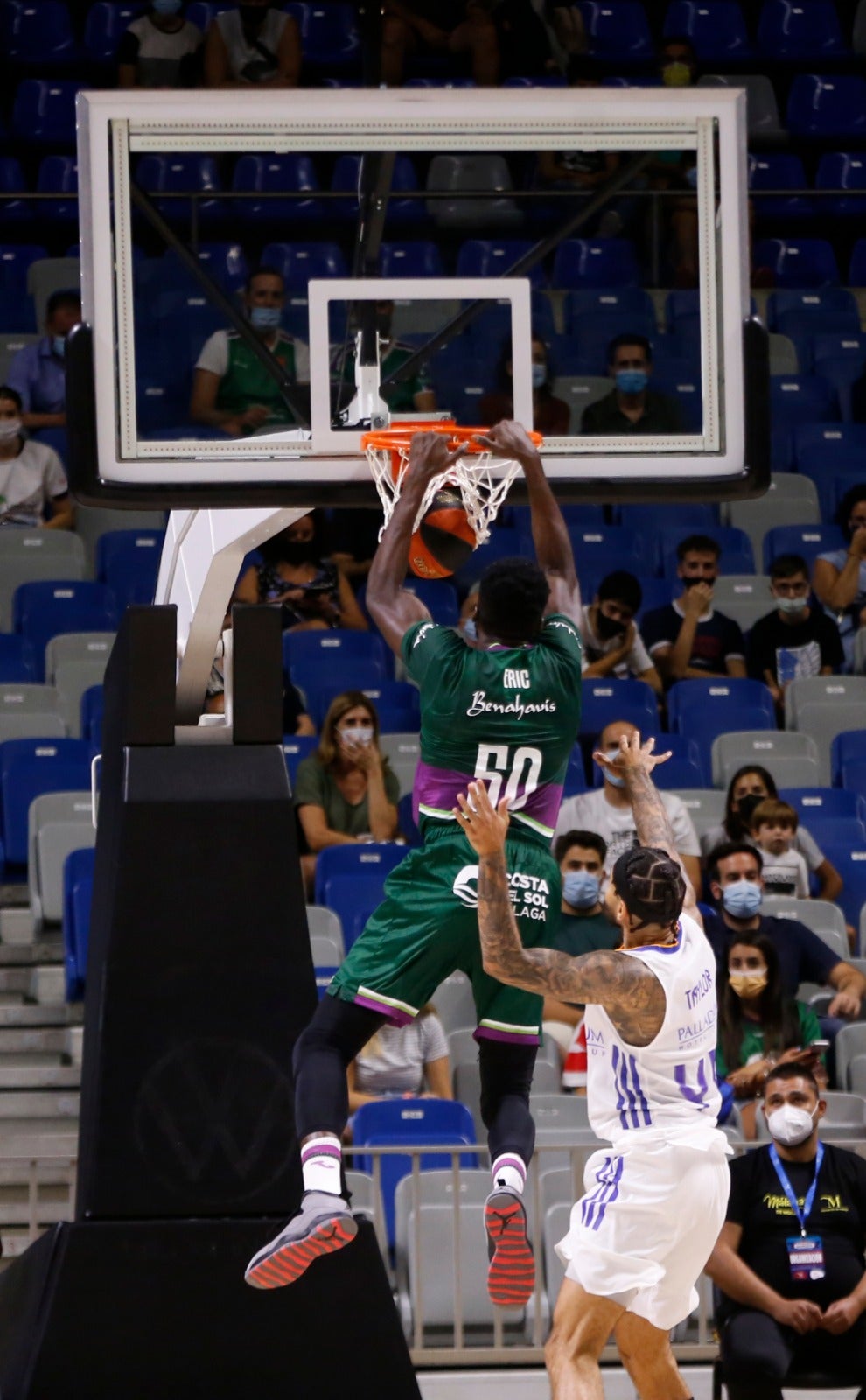 La retirada de Cabezas, vestido de verde, y el regreso de público al pabellón le dieron vida al Torneo Costa del Sol