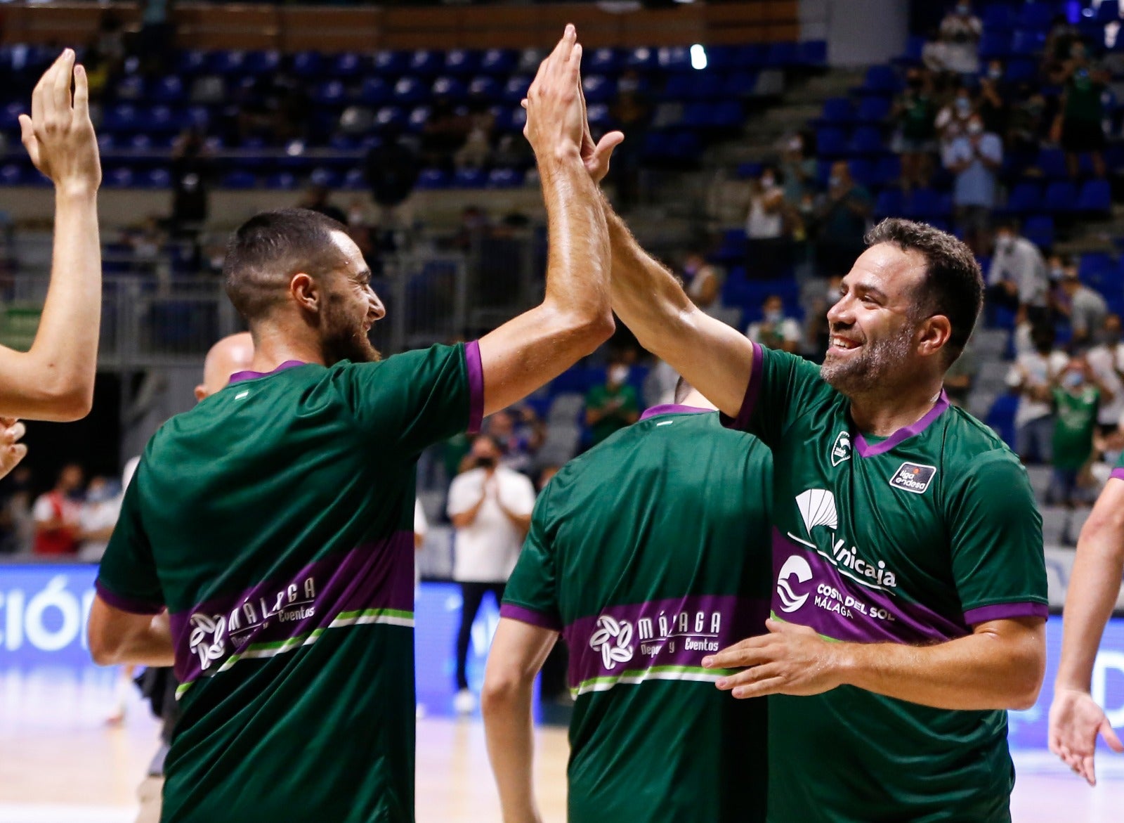 La retirada de Cabezas, vestido de verde, y el regreso de público al pabellón le dieron vida al Torneo Costa del Sol