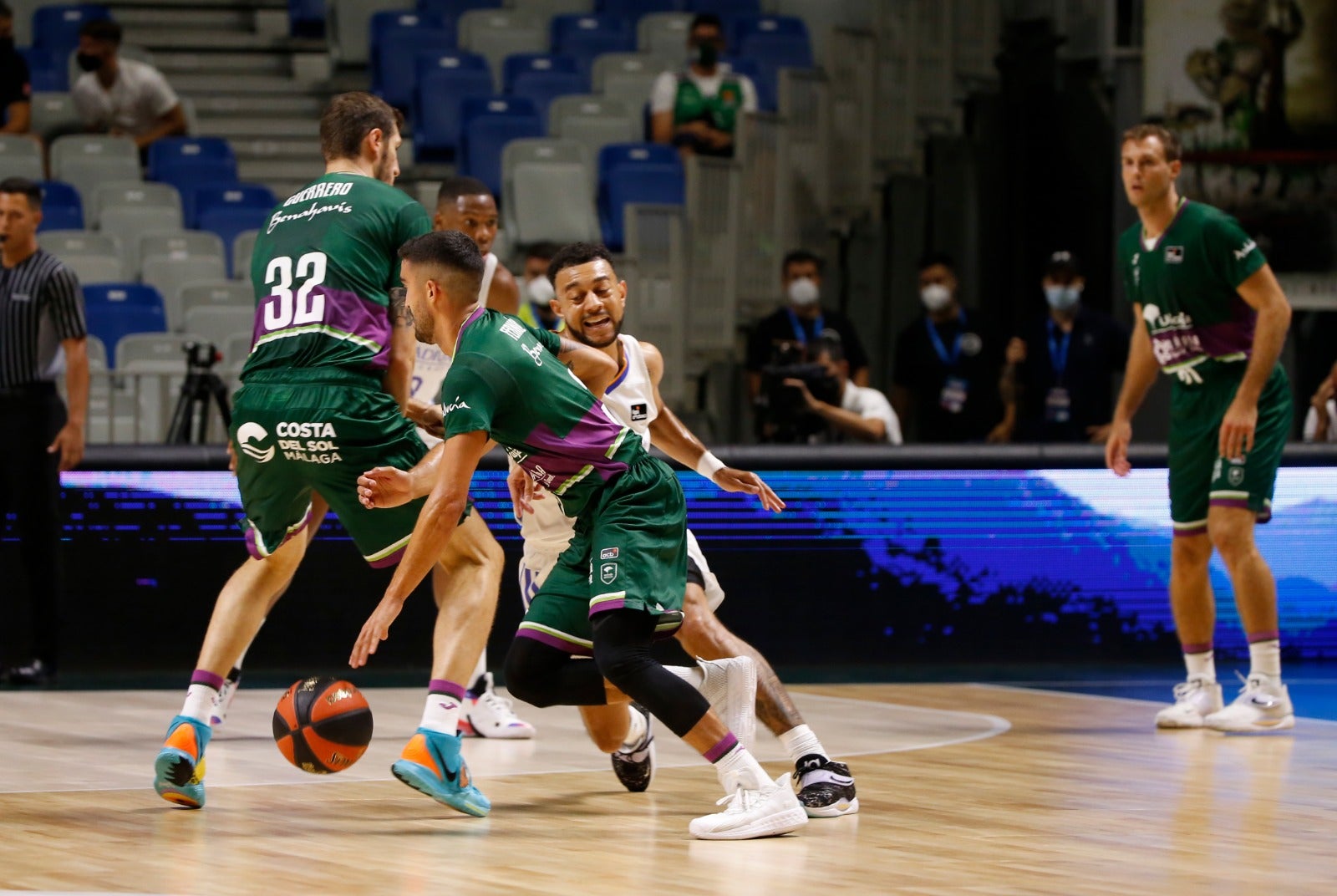 La retirada de Cabezas, vestido de verde, y el regreso de público al pabellón le dieron vida al Torneo Costa del Sol