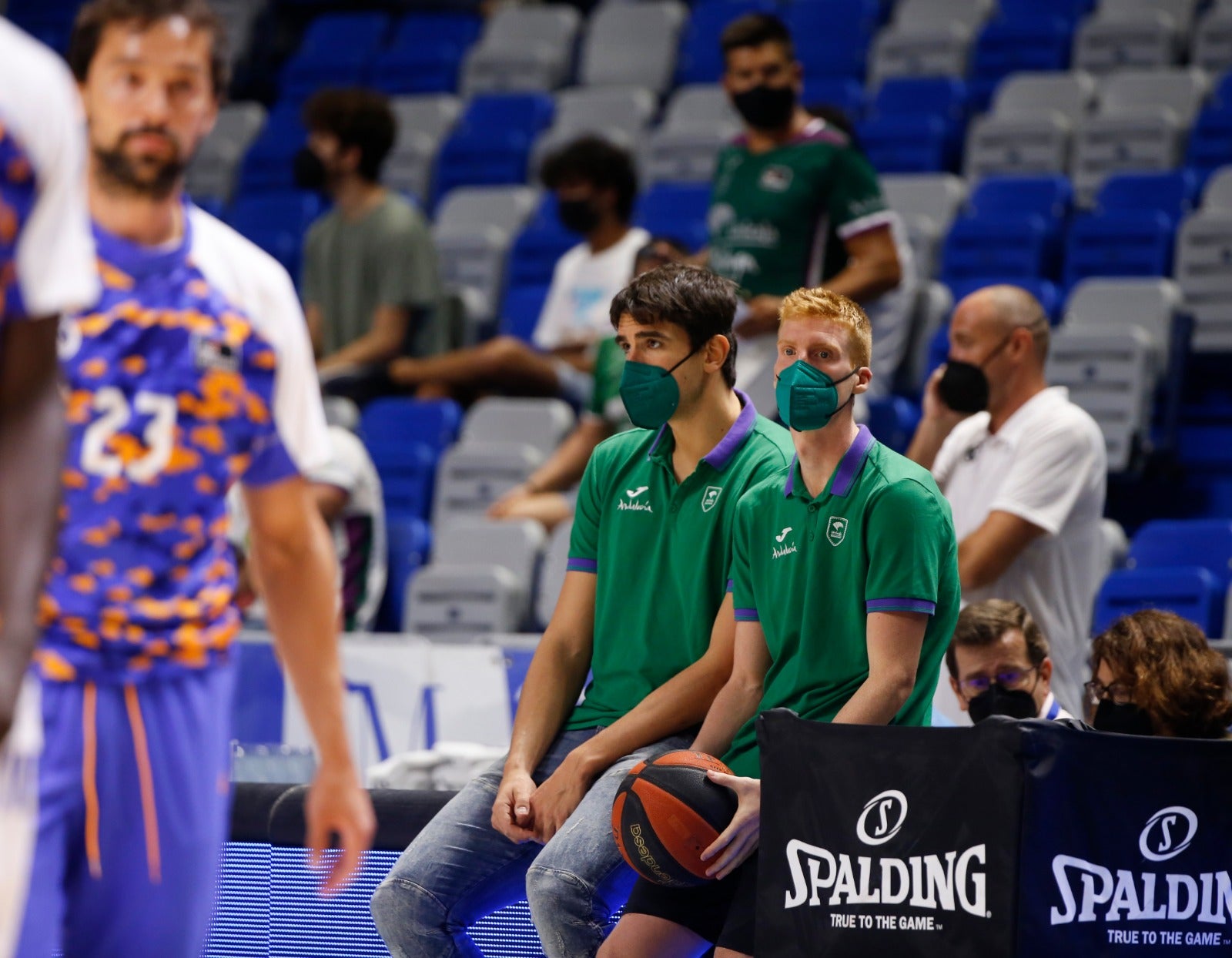 La retirada de Cabezas, vestido de verde, y el regreso de público al pabellón le dieron vida al Torneo Costa del Sol