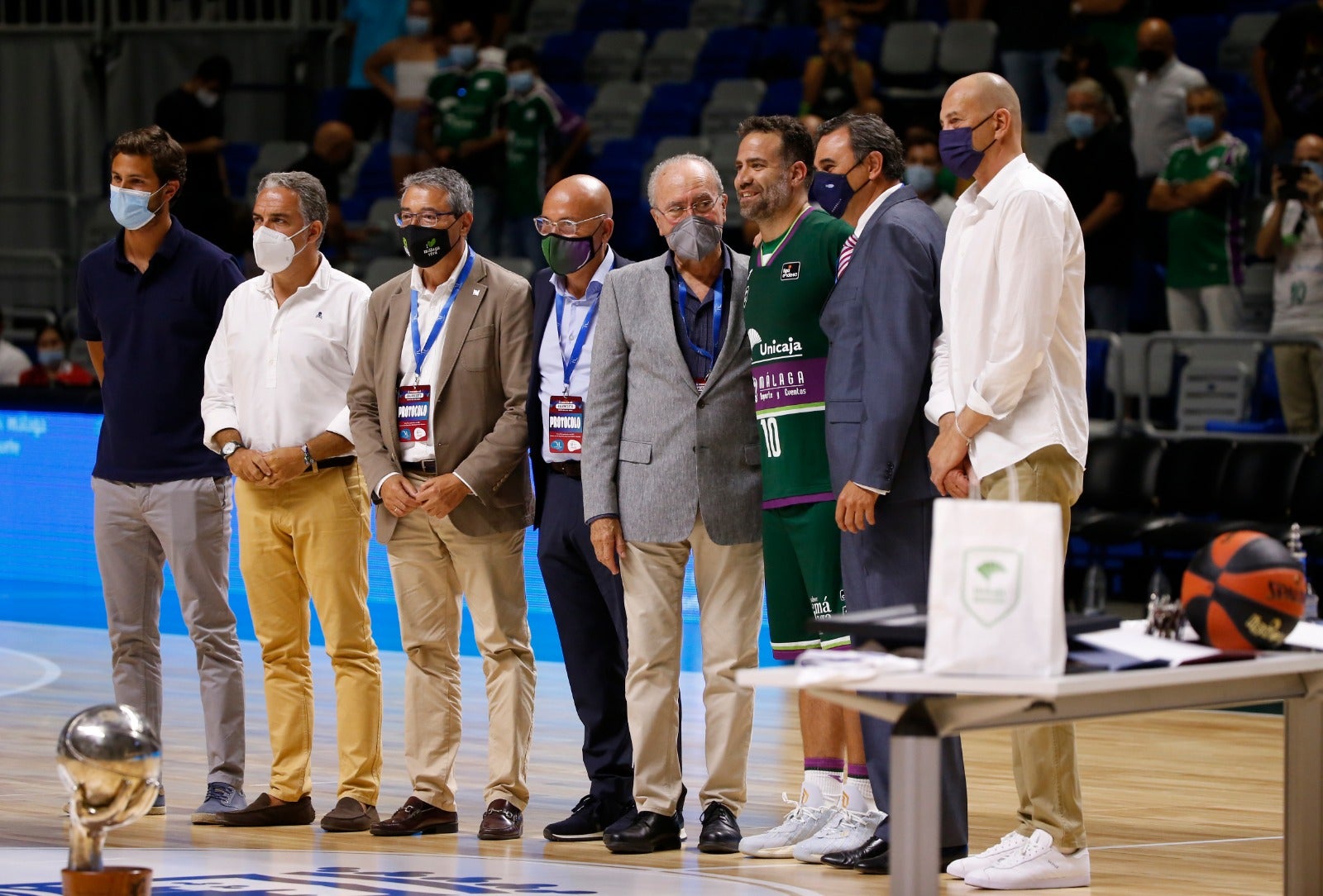 La retirada de Cabezas, vestido de verde, y el regreso de público al pabellón le dieron vida al Torneo Costa del Sol