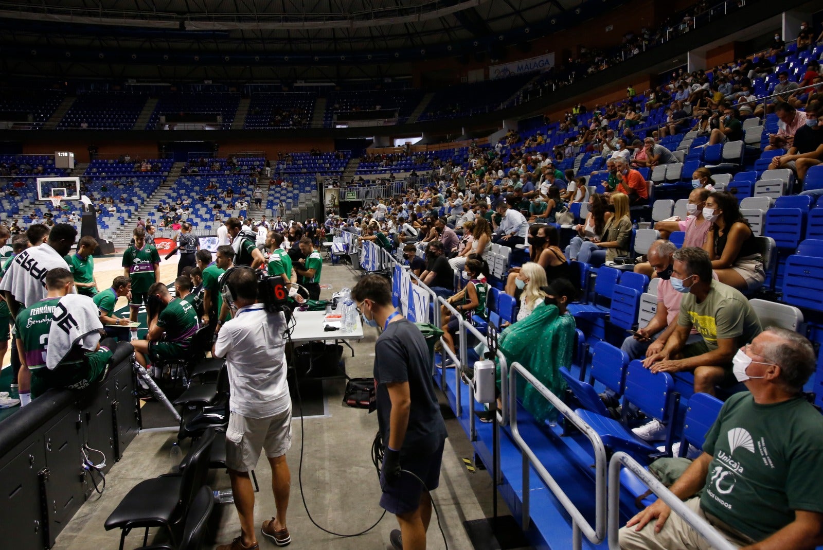 La retirada de Cabezas, vestido de verde, y el regreso de público al pabellón le dieron vida al Torneo Costa del Sol