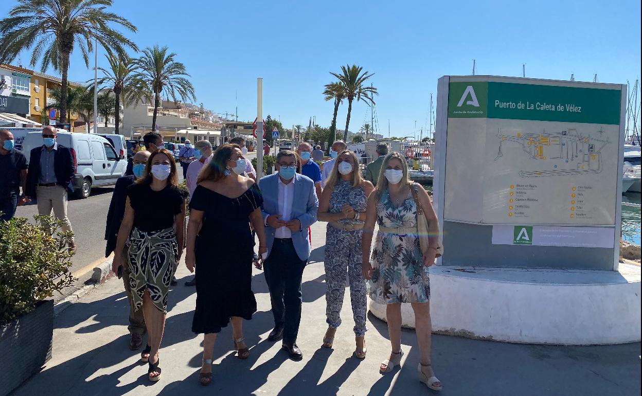 Autoridades de la Junta, el Ayuntamiento y la cofradía de pescadores, este viernes en el puerto de Caleta de Vélez. 