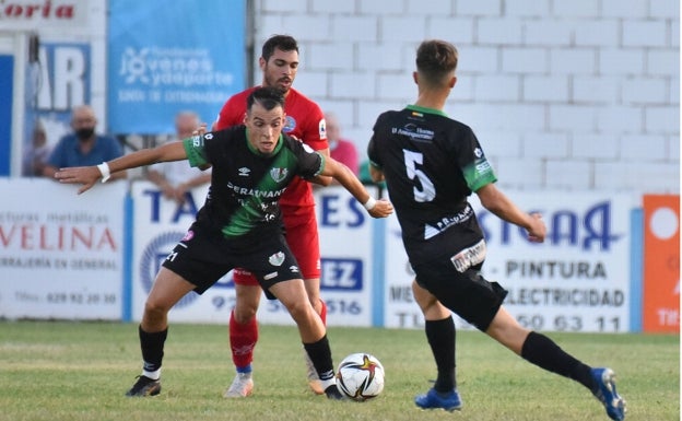 Un jugador del Antequera protege el balón en el duelo de este sábado. 