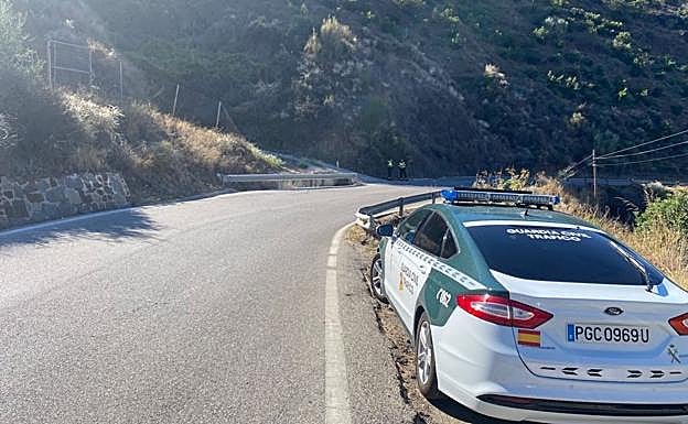 Bomberos a la llegada al lugar de los hechos para rescatar la bicicleta del fallecido, caída por un terraplén. 