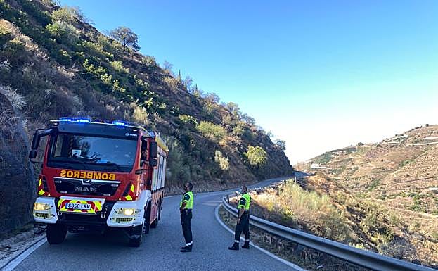 Bomberos a la llegada al lugar de los hechos para rescatar la bicicleta del fallecido, caída por un terraplén. 