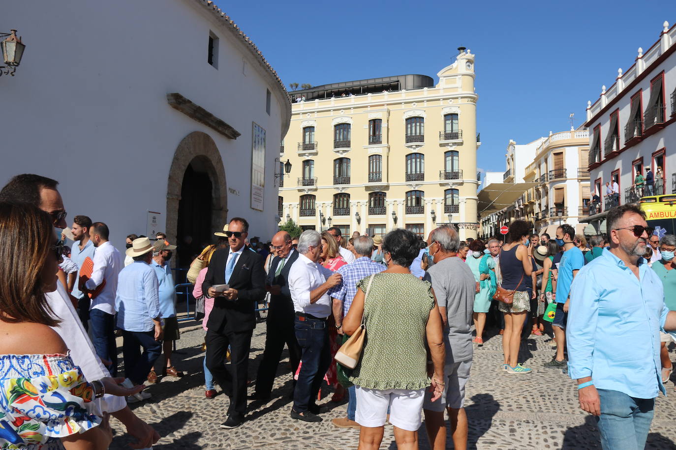 Ronda ha recuperado parte de su ambiente con la Corrida Goyesca de 'no feria' que tiene lugar este sábado y que ha atraído a decenas de personas en el entorno de la plaza de toros