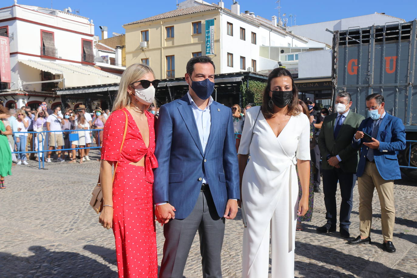 Ronda ha recuperado parte de su ambiente con la Corrida Goyesca de 'no feria' que tiene lugar este sábado y que ha atraído a decenas de personas en el entorno de la plaza de toros