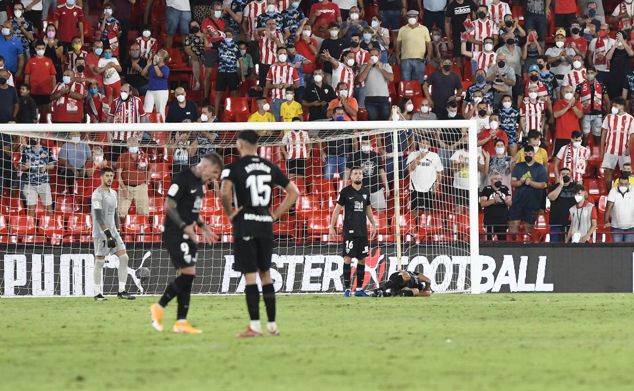 Los jugadores, lamentándose tras el primer gol.