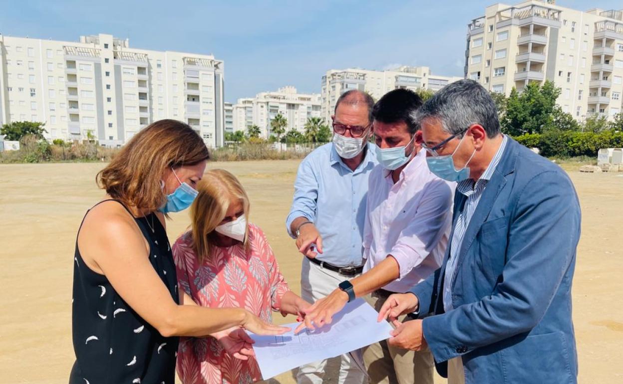 Autoridades de la Junta y el Ayuntamiento rinconero, en la parcela donde se ha previsto el nuevo equipamiento sanitario. 