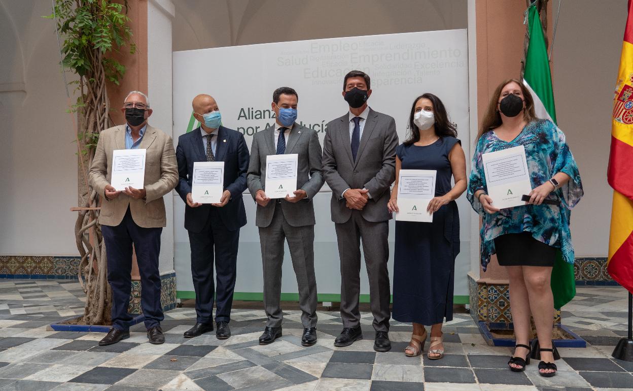 Los firmantes del acuerdo posan tras el acto 