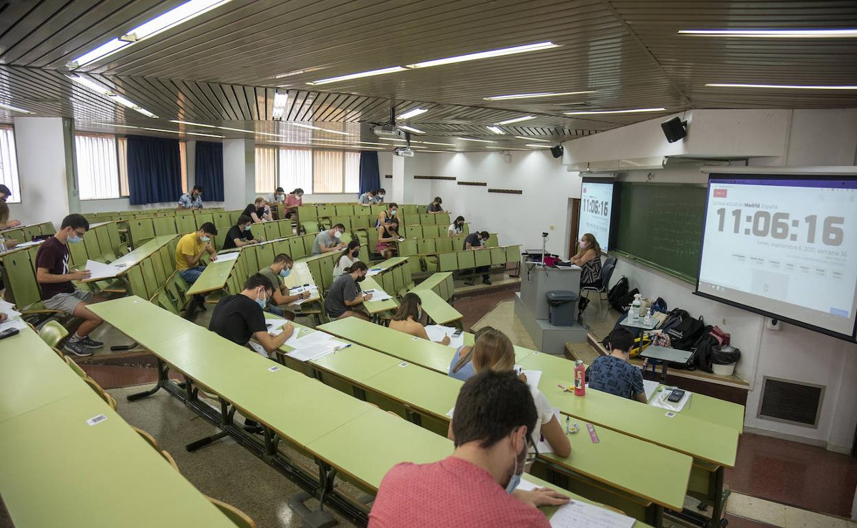 Alumnos en el examen de la asignatura 'Probabilidad', de tercer curso del grado de Matemáticas, este lunes. 