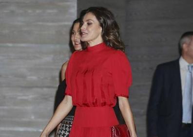 Imagen secundaria 1 - Doña Letizia, con los tres vestidos que pertenecieron a doña Sofía y que ella se ha encargado de recuperar. A la derecha, el que ha lucido este martes en el Palacio Real. 