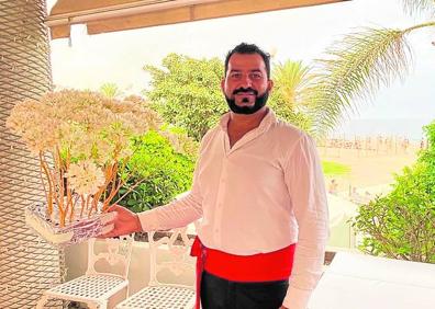 Imagen secundaria 1 - La cena se celebró en la pérgola del Real Club Mediterráneo, junto a la Farola de Málaga. Abajo, José María Amaya repartía biznagas al entrar en el evento y detalle de los trofeos 