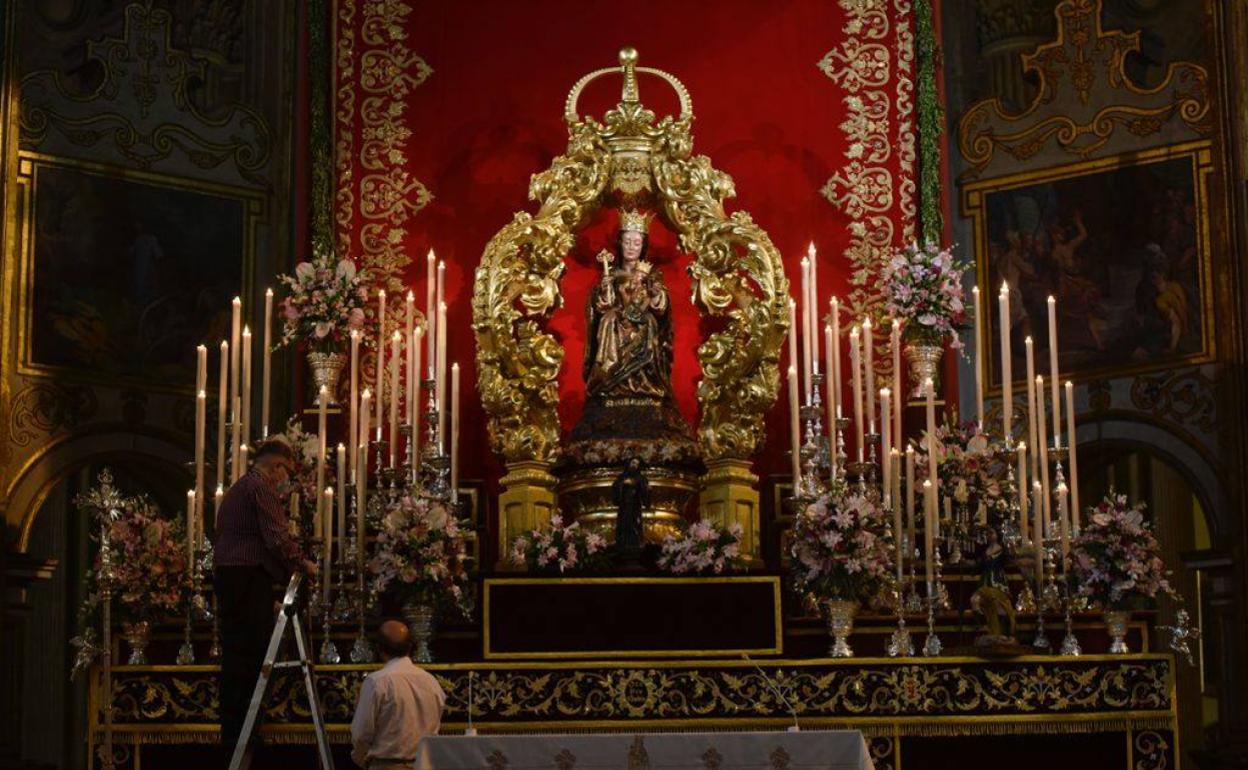 Altar de la novena a la Virgen de la Victoria, que ha estrenado la restauración de un antiguo templete de madera dorada. 