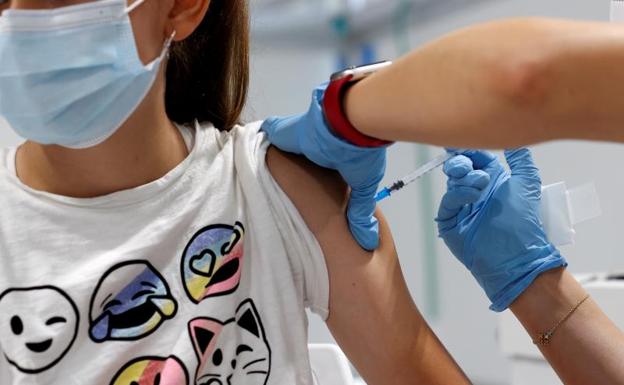 Los jóvenes andaluces vacunados no tendrían que guardar cuarentena si se aprueba la iniciativa. 
