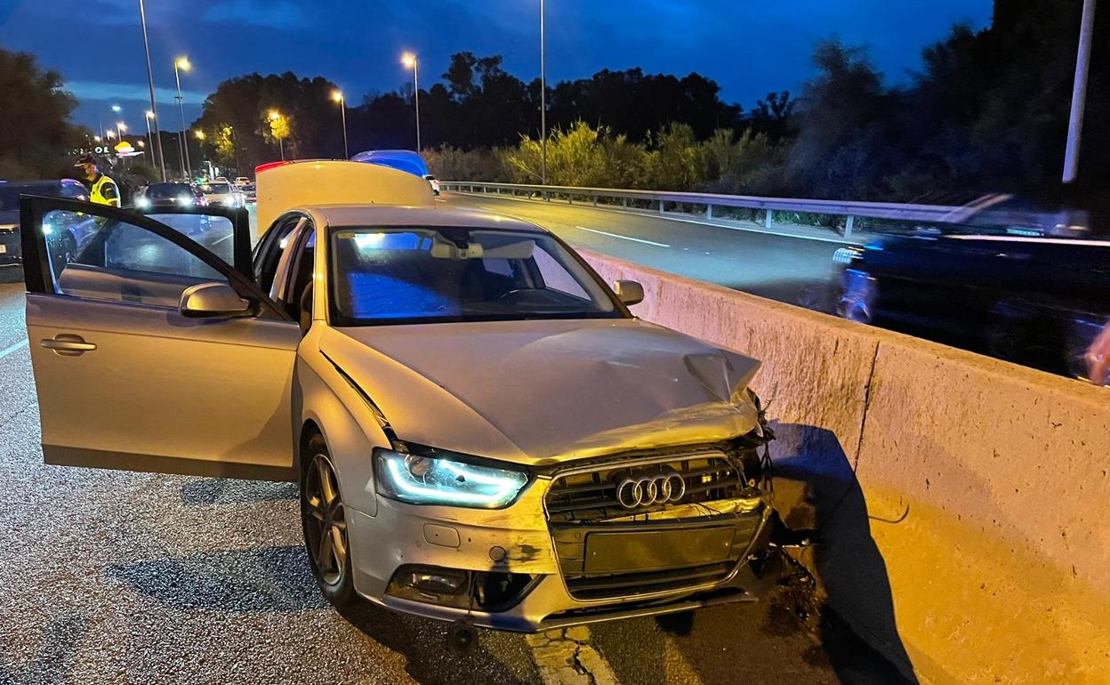 Estado en el que quedó el vehículo tras chocar con la mediana cuando huía de la Guardia Civil. 