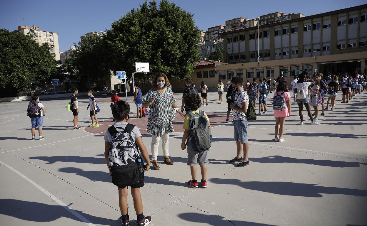 Alumnos en el patio del CEIP Eduardo Ocón, en el primer día del curso pasado. 