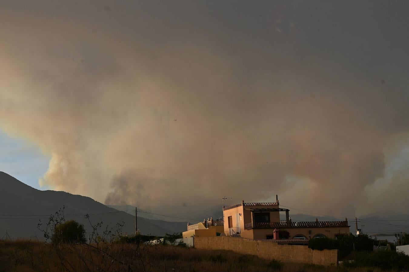 A primera hora de la mañana, la Junta eleva ha elevado a nivel 2 el plan de emergencias en Sierra Bermeja por un incendio que llega al grado E, el máximo de la catalogación del Plan Infoca. Con esta catalogación, ya se pueden solicitar la incorporación de medios extraordinarios estatales, como el caso de la UME. Así, tras la declaración del nivel 2, que implica que la dirección regional del COR asume el mando, se ha decidido reforzar el operativo con 2 FOCAS (hidroaviones) más del Estado a los 4 ya en operativo desde ayer y 1 helicóptero KAMOV. Además, se ha solicitado ya dos BRIF del Estado con 11 efectivos cada uno y un helicóptero. En total 5 medios aéreos más y 22 efectivos para el refuerzo para lograr vencer a las llamas.