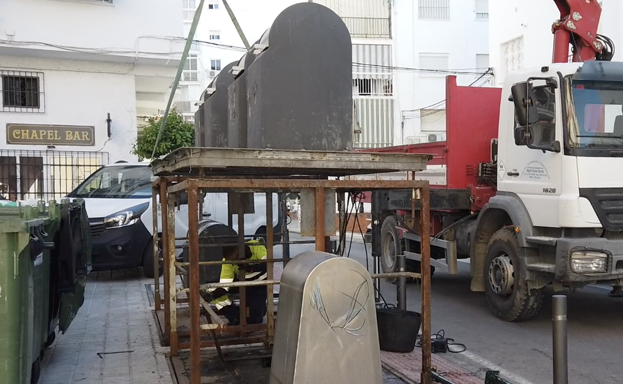 Trabajos de reparación de los contenedores en la calle Jaén de Nerja. 