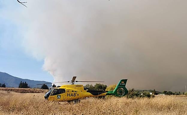 El incendio de Sierra Bermeja se complica y vuelven a cerrar al tráfico la AP-7