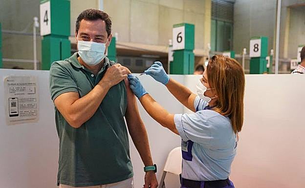 Moreno, en el momento de ser vacunado contra el coronavirus este jueves. 