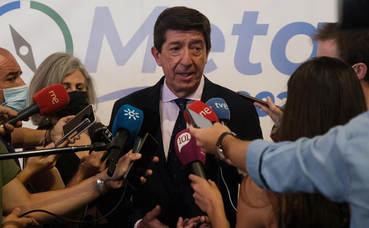 Juan Marín atiende a los medios de comunicación en el Palacio de Ferias de Málaga. 