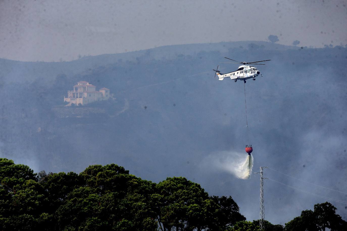 Más de 250 profesionales de Málaga, Granada, Cádiz, Córdoba, Jaén y Sevilla trabajan desde anoche en la zona de Sierra Bermeja donde se ha tenido que cortar al tráfico un tramo de la AP-7 y otras dos carreteras ante el avance de las llamas