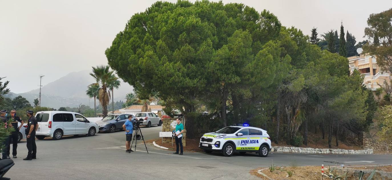 Más de 250 profesionales de Málaga, Granada, Cádiz, Córdoba, Jaén y Sevilla trabajan desde anoche en la zona de Sierra Bermeja donde se ha tenido que cortar al tráfico un tramo de la AP-7 y otras dos carreteras ante el avance de las llamas