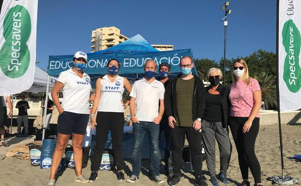 Durante una de las limpiezas de playas. De izquierda a derecha: Natasha y Nicky Wegloop, fundadores de Mi Moana; Nicoli Unt de 'Diving with Nic'; David Bradshaw y Julie y Lauren Prince, de Specsavers Ópticas Fuengirola.