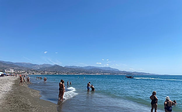 Una embarcación de la Guardia Civil, este viernes en la playa torreña. 