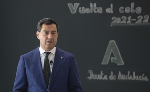 Juanma Moreno, esta mañana en Utrera, donde ha hablado del incendio. 