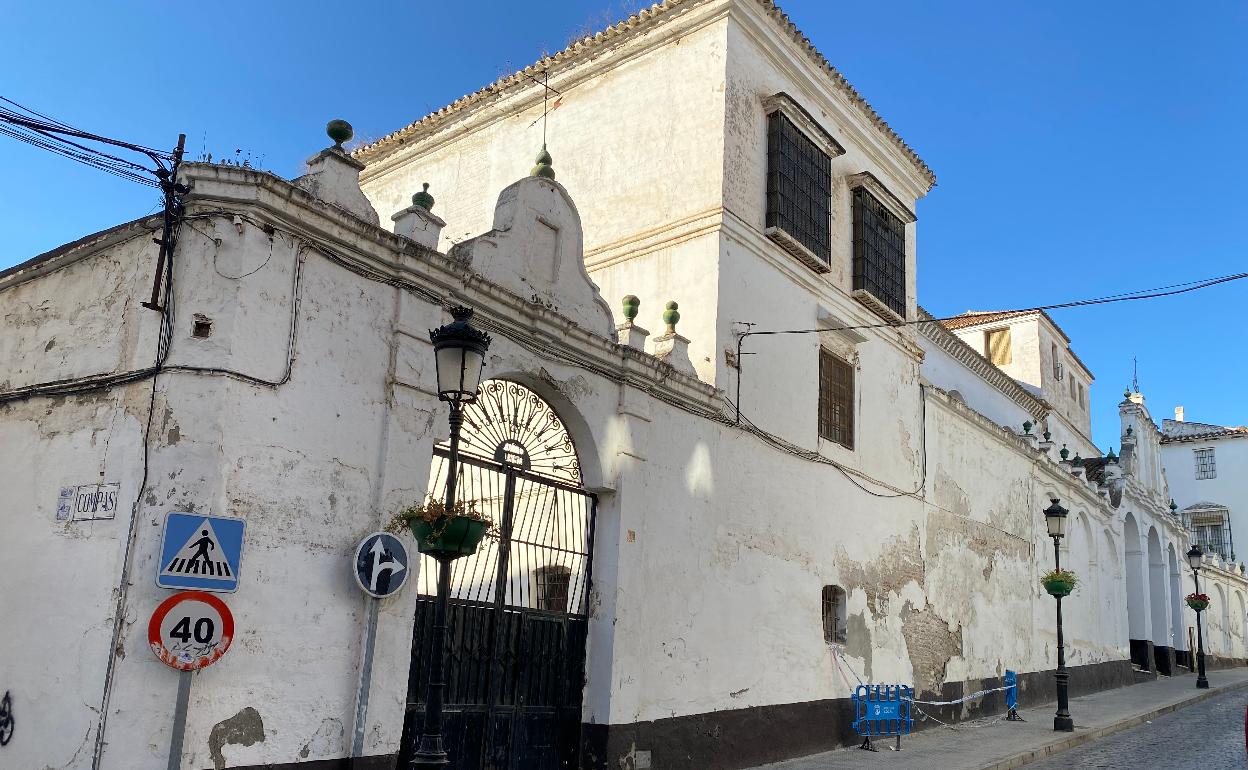 El deterioro del edificio, con más de 7.700 metros cuadrados, es muy visible en las fachadas. 