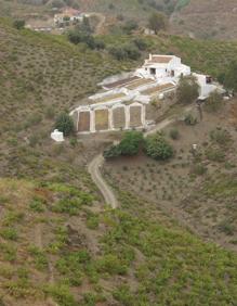 Imagen secundaria 2 - Las uvas que se destinan pasas tienen que recolectarse maduras. En el pasero llega la parte fundamental del proceso. Abajo, paseros tradicionales de la Axarquía.