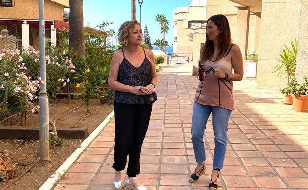 Las ediles del PSOE de Torrox María José González y Mari Nieves Ramírez. 