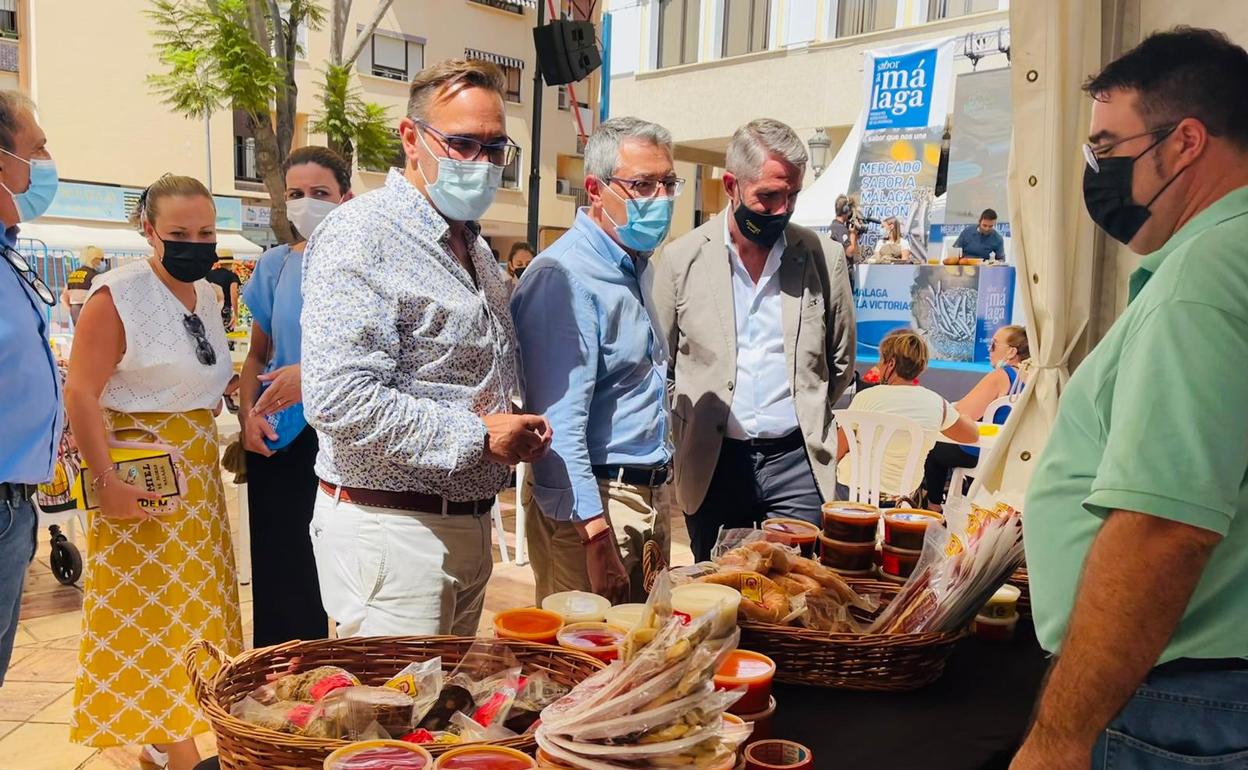 El presidente y el vicepresidente de la Diputación, este viernes en la inauguración del mercado. 