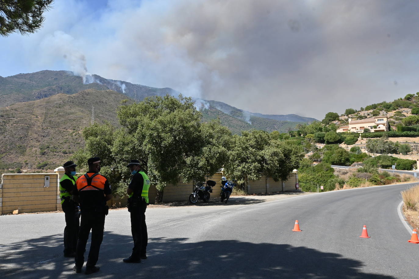 Este sábado se han movilizado 41 medios aéreos y unos 400 efectivos por tierra para luchar contra las llamas que no han afectado al pinsapar de la zona. Los nuevos desalojos elevan a 1.054 el número total de evacuados