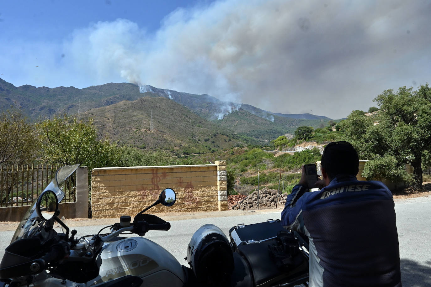 Este sábado se han movilizado 41 medios aéreos y unos 400 efectivos por tierra para luchar contra las llamas que no han afectado al pinsapar de la zona. Los nuevos desalojos elevan a 1.054 el número total de evacuados