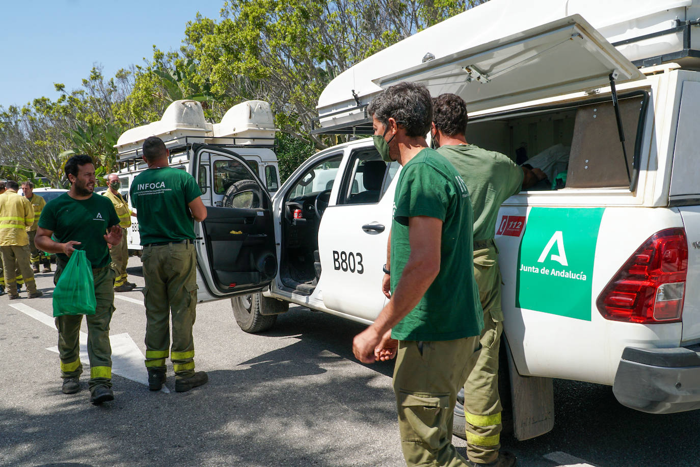 Este sábado se han movilizado 41 medios aéreos y unos 400 efectivos por tierra para luchar contra las llamas que no han afectado al pinsapar de la zona. Los nuevos desalojos elevan a 1.054 el número total de evacuados