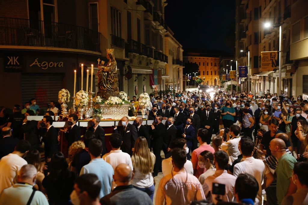 La Patrona fue trasladada desde la Catedral hasta su santuario a partir de las seis y media de la mañana en unas andas para 14 portadores